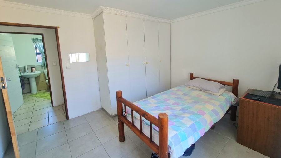5 Bedroom Property for Sale in Hornlee East Western Cape